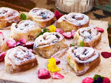 Cinnamon and raisin sweet rolls with vanilla cream