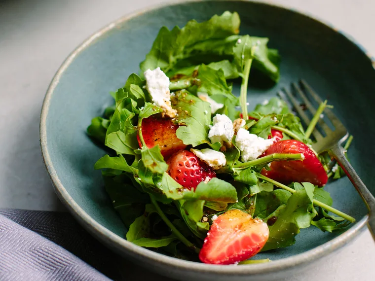 Strawberry and rocket salad with goat&rsquo;s cheese and black pepper dressing