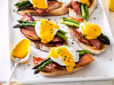 Sourdough, ham, asparagus, poached eggs and easy hollandaise