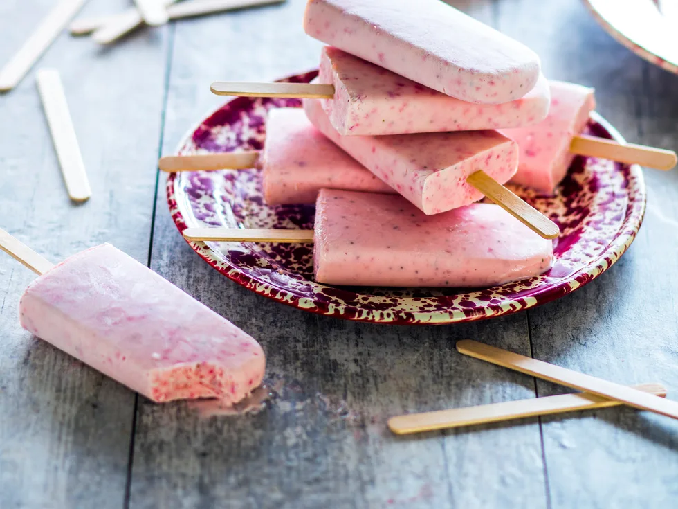 Strawberry frozen yoghurt popsicles