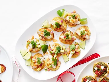 Cornmeal fritters with chicken and salsa