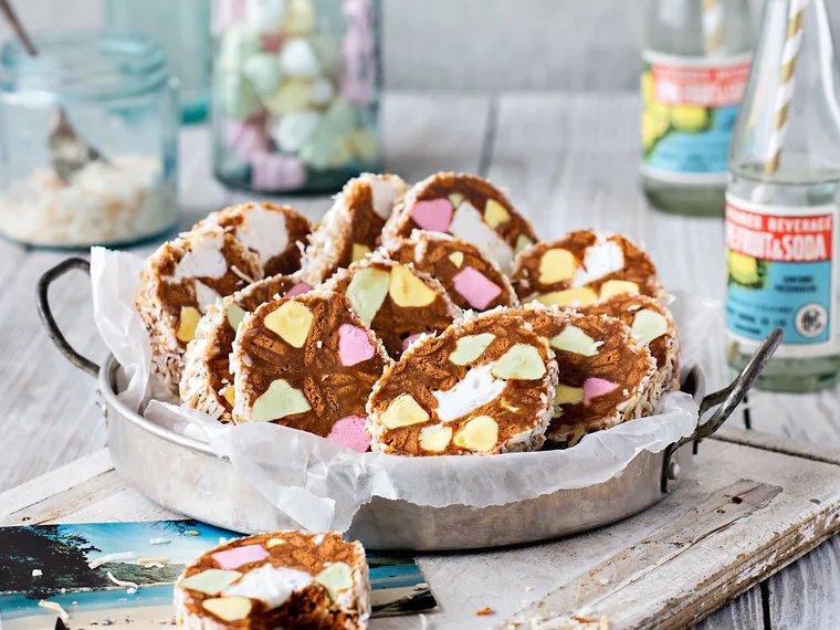 Pi&ntilde;a colada lolly cake