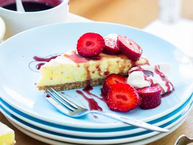Easy berry cheesecake with berry syrup