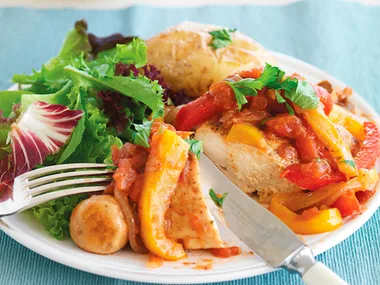 Chicken with tomato, mixed capsicum and button mushroom sauce