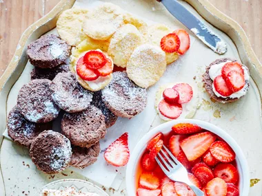 Chocolate and strawberry sponge bites