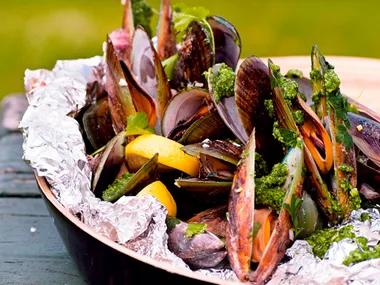 Barbecued mussels with rocket pesto