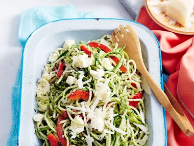 Pesto, zucchini and spaghetti salad