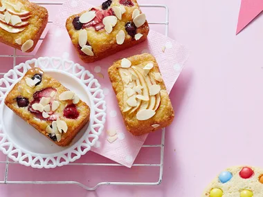 Apple and berry teacakes