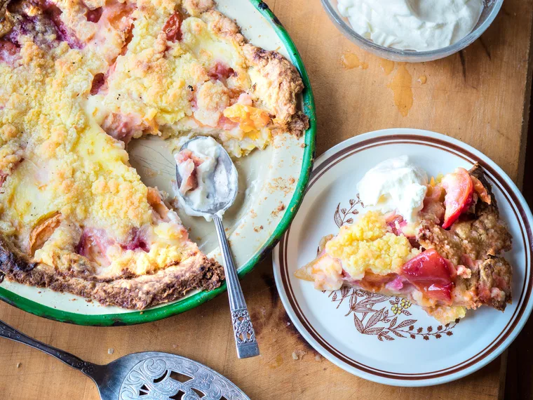 Peach, vanilla and cr&egrave;me fra&icirc;che pie
