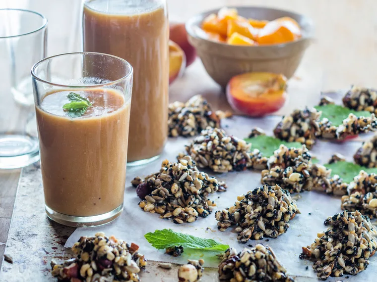 Peach, pear and ginger smoothie with nut clusters