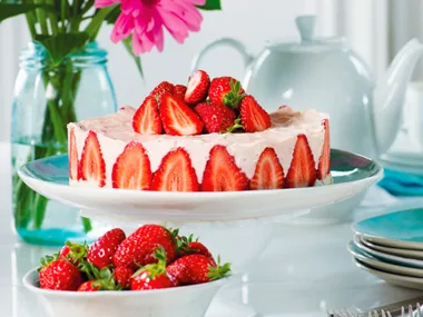 Strawberry mousse cake with mascarpone whipped cream