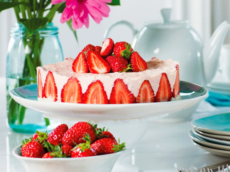Strawberry mousse cake with mascarpone whipped cream