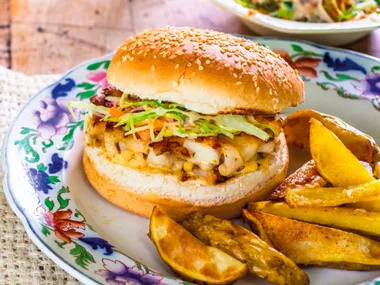 Fish’n’slaw burgers with chips