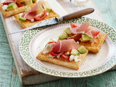Avocado, goat’s cheese and prosciutto tarts