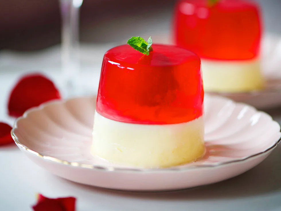 Raspberry jelly with white chocolate panna cotta