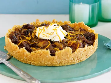 Date and raisin pie