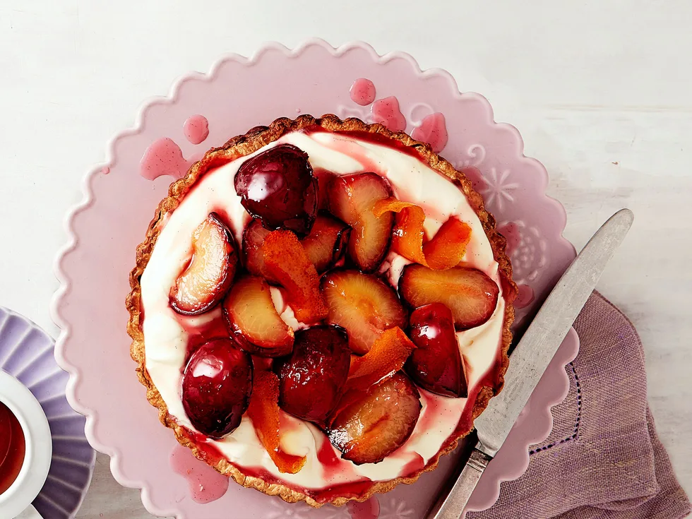 Plum and mascarpone tart