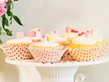 Lemon-scented rose cupcake
