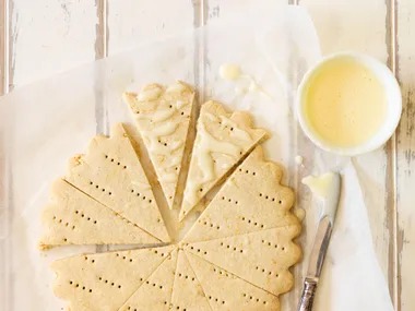 Orange and cardamom shortbread wheel