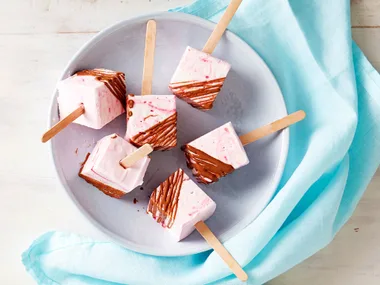 Pink swirl marshmallow pops