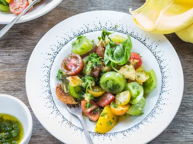 Tomato and herb salad with crunchy croutons