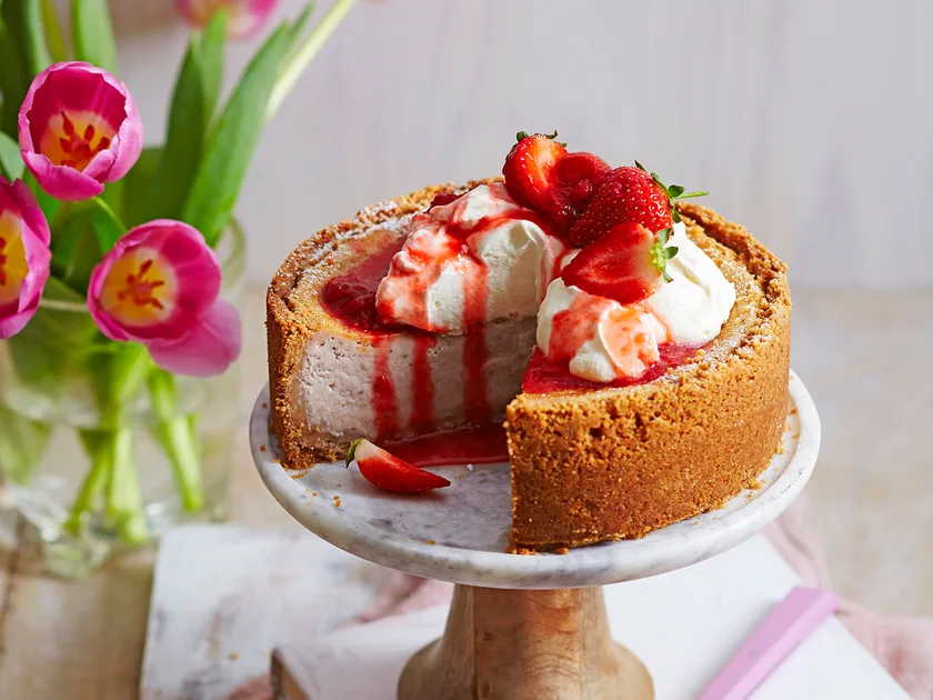 Baked strawberry cheesecake with strawberry sauce