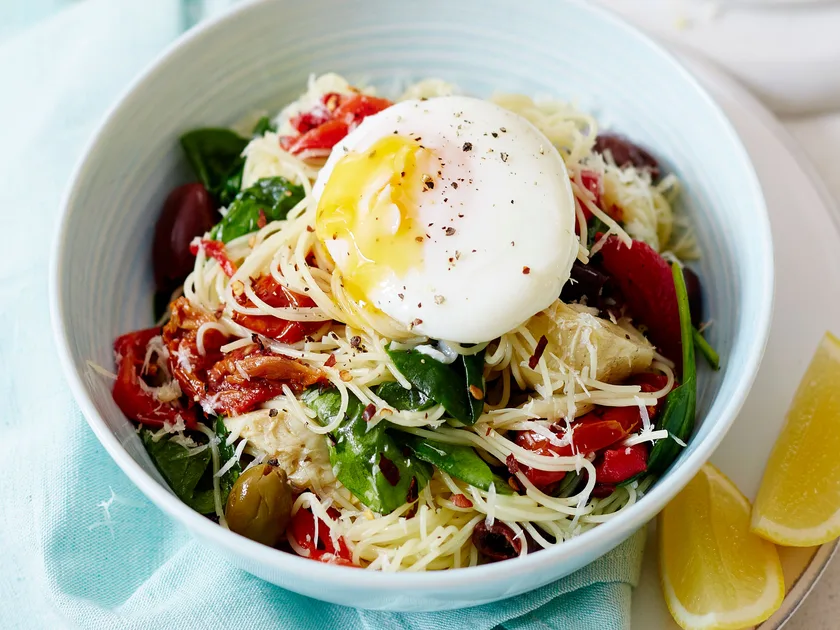 Spaghetti with spinach and egg