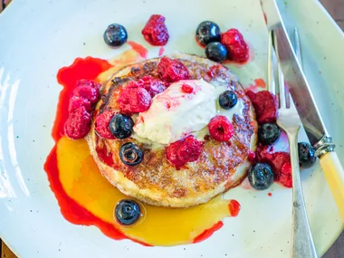 Eggie crumpets with berries and mascarpone