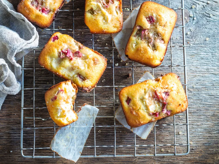 Little white chocolate and rhubarb cakes