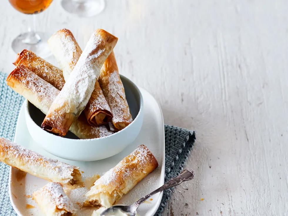 Banana cigarillos with maple cream