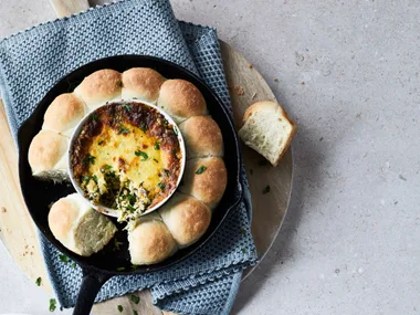 Cheesy spinach dip and rolls