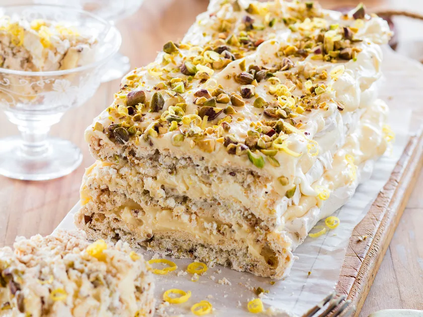 Pistachio meringue with lemon curd filling