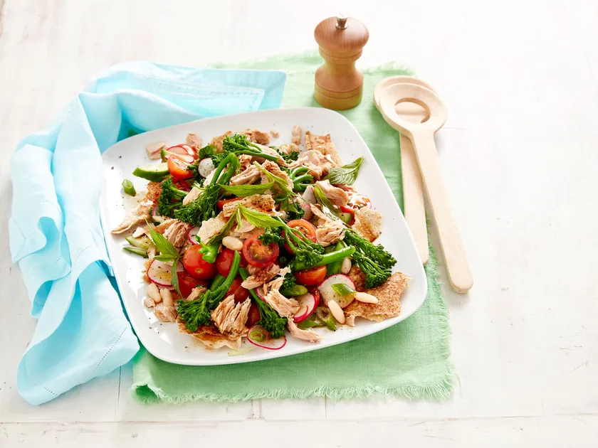 Fast fattoush salad with tuna and broccolini