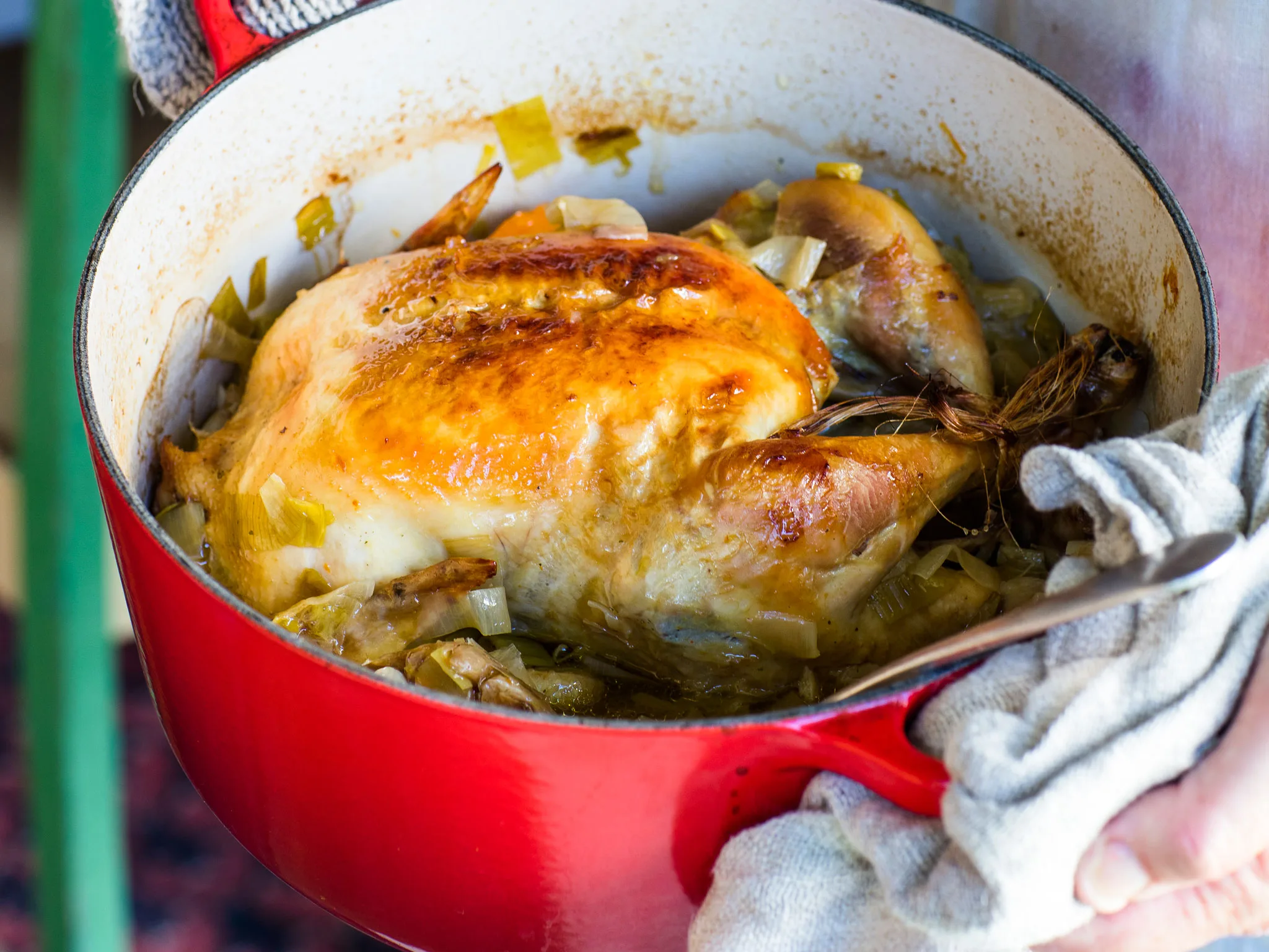 Chicken with wine, leeks and garlic