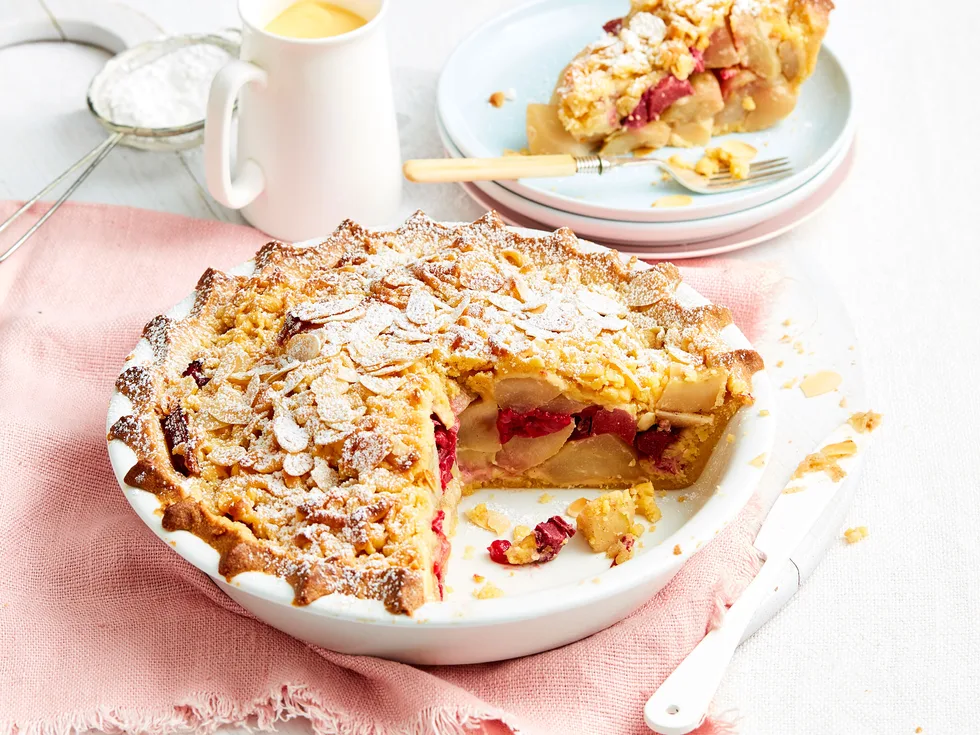 Winter fruit crumble pie