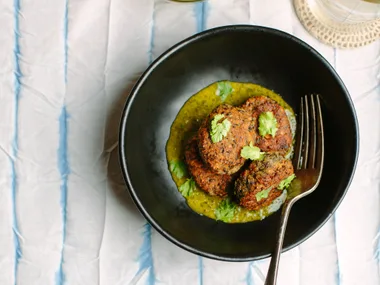 Sprouted lentil bites with coriander lime sauce