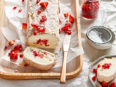 Frozen meringue roll with strawberries and cream