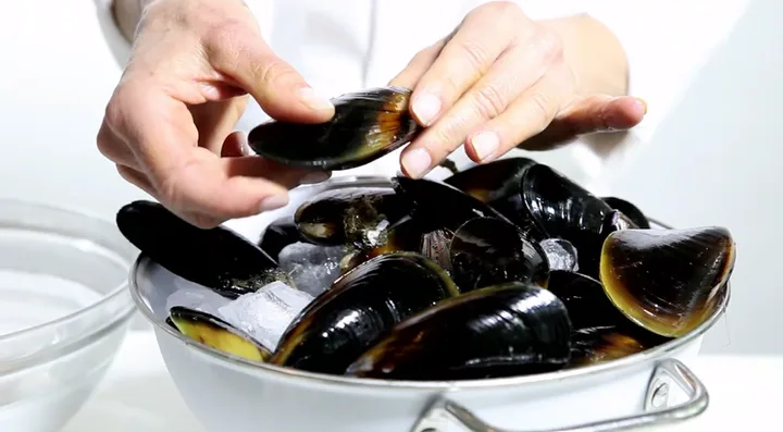 How to prepare mussels