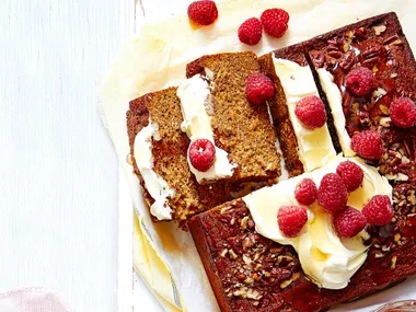 Honey and pecan spiced cake