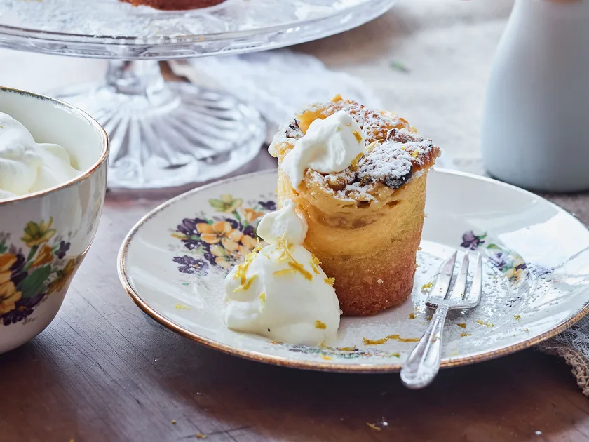 Little lemon curd and ricotta cakes with nutty topping