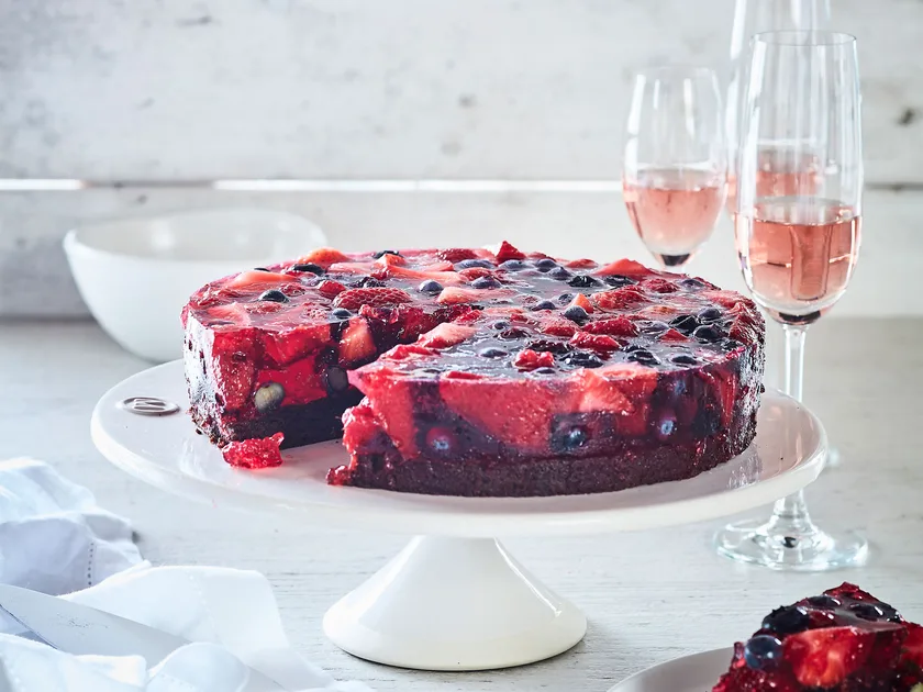 Sparkling rosé jelly cake with brownie base and berries