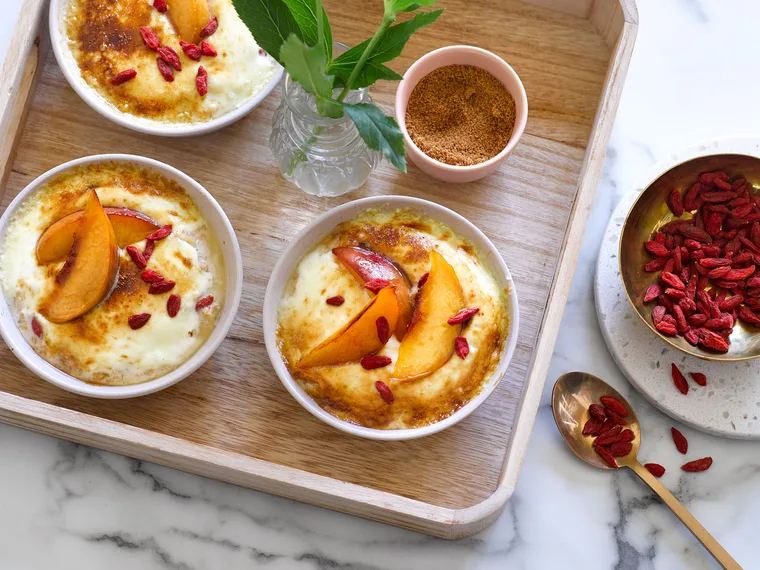 Br&ucirc;l&eacute;e oats with goji berries and caramelised peaches