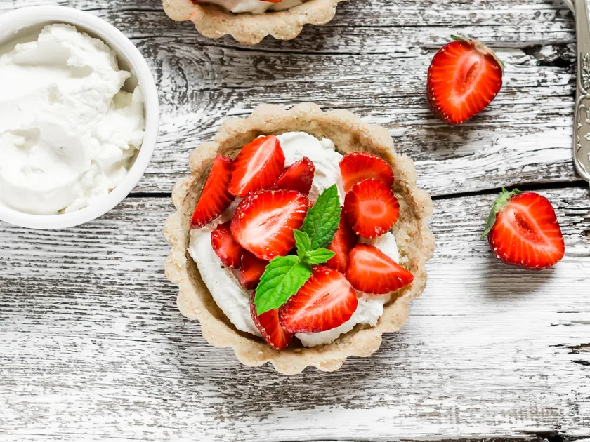 No-bake strawberry tarts with creamy mascarpone filling
