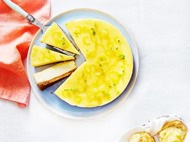 Ginger and lemon curd cheesecake