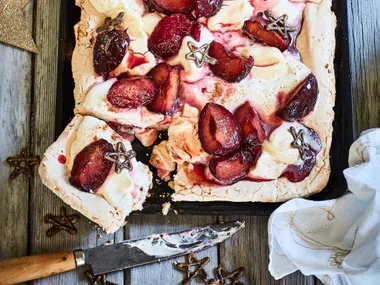 Brown sugar and walnut meringue with cinnamon plums