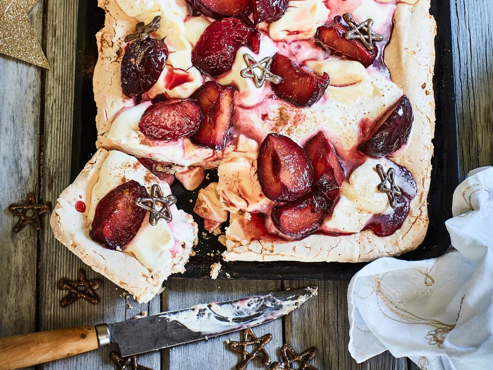 Brown sugar and walnut meringue with cinnamon plums