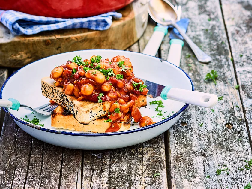Campsite barbecue baked beans with bacon and toast