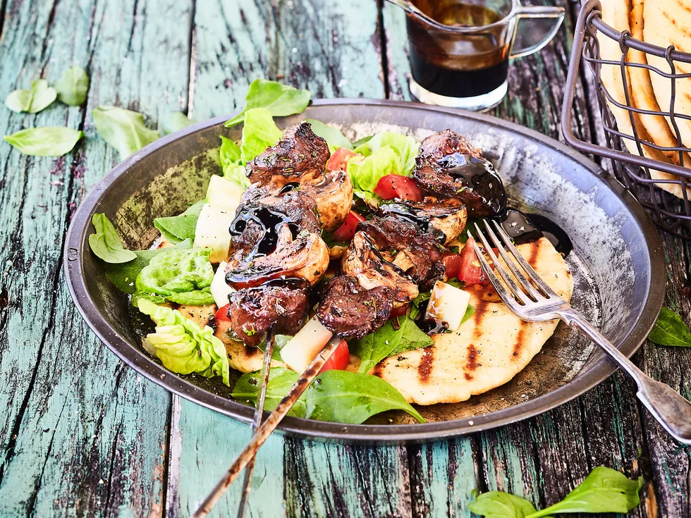 Balsamic beef skewers with flatbread