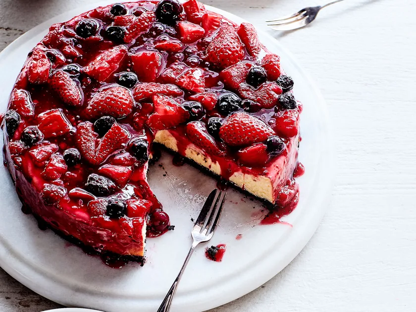 Baked cheesecake with berry sauce and cookie base