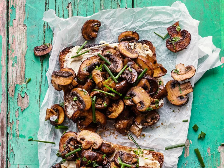 Mushrooms with herbs and cr&egrave;me fra&icirc;che on wholegrain
